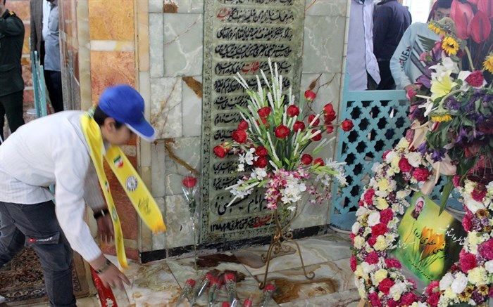 گلباران مزار شهید مطهری با حضور دانش‌آموزان پیشتاز در قم