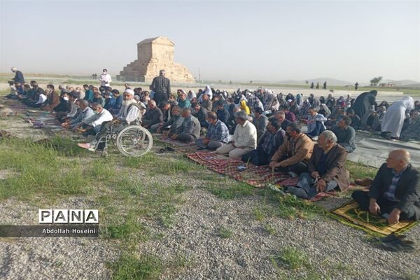 برپایی نماز عید فطر در کنار آرامگاه کوروش
