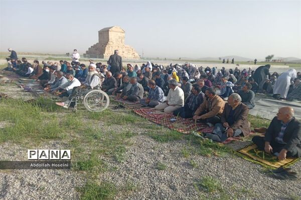 برپایی نماز عید فطر در کنار آرامگاه کوروش