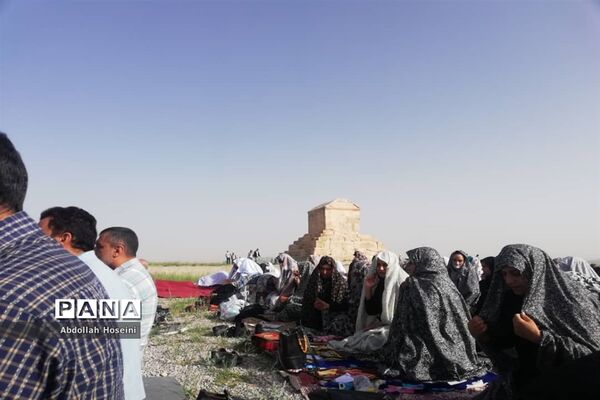 برپایی نماز عید فطر در کنار آرامگاه کوروش