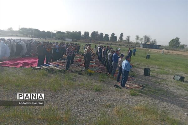 برپایی نماز عید فطر در کنار آرامگاه کوروش