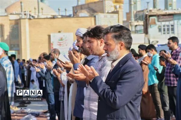 اقامه نماز عید فطر در حرم حضرت معصومه (س)