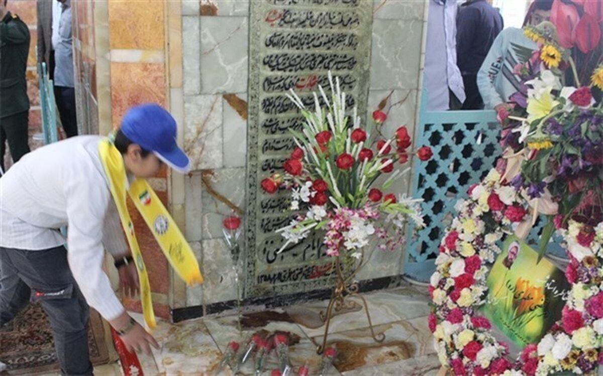 گلباران مزار شهید آیت‌الله مطهری در آیین بزرگداشت مقام معلم