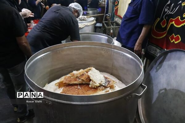 پخش غذای گرم برای افراد کارتن خواب در شهرری