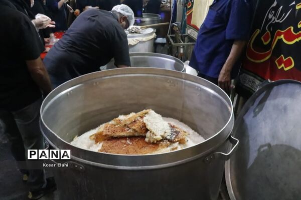 پخش غذای گرم برای افراد کارتن خواب در شهرری