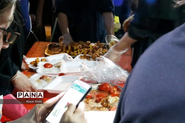 پخش غذای گرم برای افراد کارتن خواب در شهرری