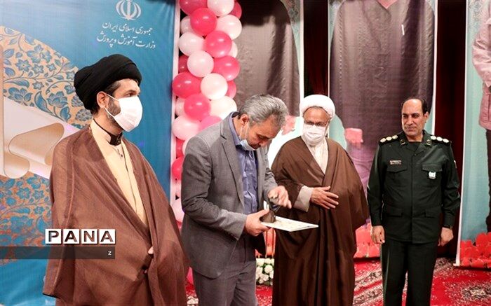 اهدای انگشتری ارسالی از دفتر مقام معظم رهبری به مدیرکل آموزش و پرورش استان کرمان