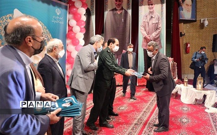 آیین تجلیل از پیشکسوتان فرهنگی و معلمان پویش جلوه های ویژه معلمی استان کرمان برگزار شد