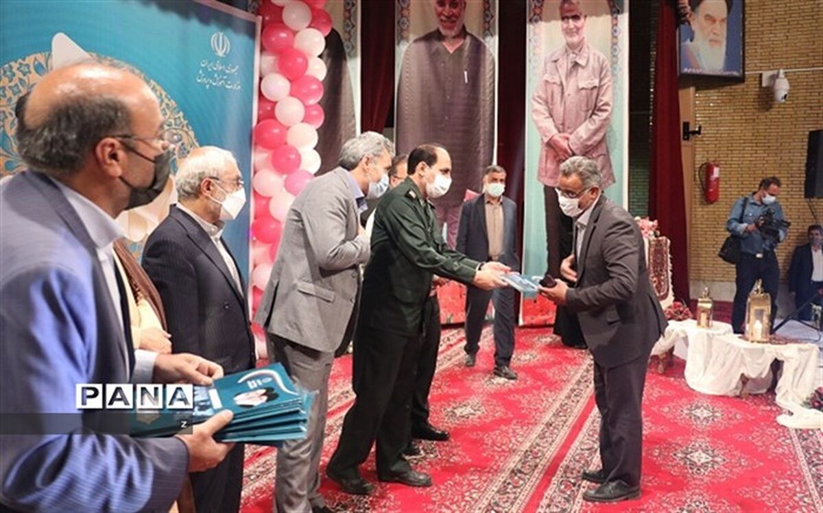 آیین تجلیل از پیشکسوتان فرهنگی و معلمان پویش جلوه های ویژه معلمی استان کرمان برگزار شد