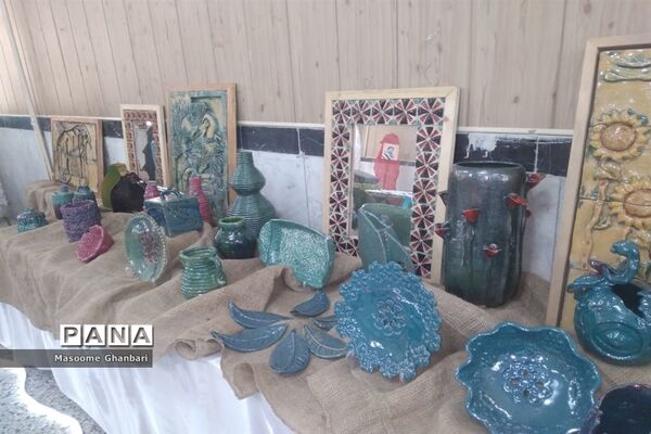 بازدید مدیرکل شهرستان‌های استان تهران از نمایشگاه هنری در هنرستان آیت‌الله صدر