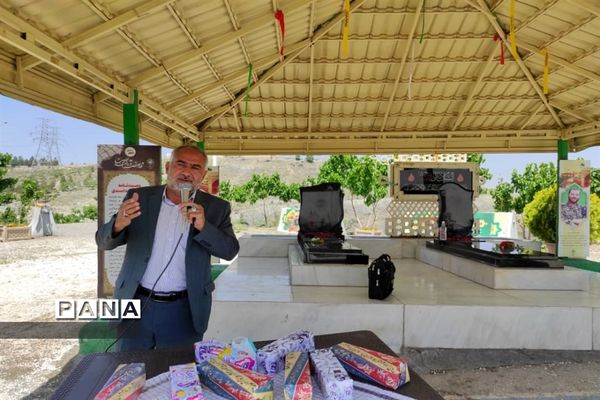 مراسم غبارروبی و عطرافشانی گلزار شهدای مدافع حرم بوستان خورشید به‌مناسبت هفته معلم