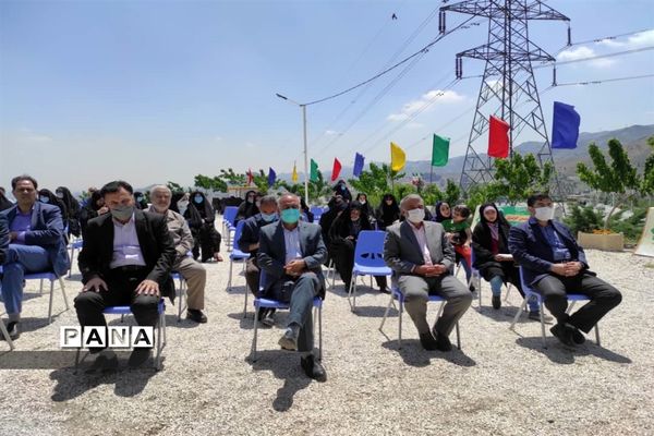 مراسم غبارروبی و عطرافشانی گلزار شهدای مدافع حرم بوستان خورشید به‌مناسبت هفته معلم