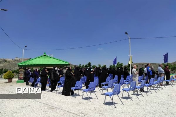 مراسم غبارروبی و عطرافشانی گلزار شهدای مدافع حرم بوستان خورشید به‌مناسبت هفته معلم