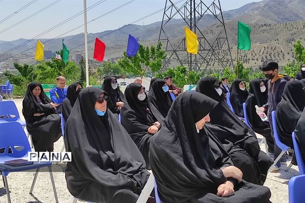 مراسم غبارروبی و عطرافشانی گلزار شهدای مدافع حرم بوستان خورشید به‌مناسبت هفته معلم