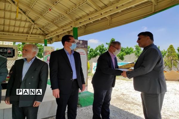 مراسم غبارروبی و عطرافشانی گلزار شهدای مدافع حرم بوستان خورشید به‌مناسبت هفته معلم