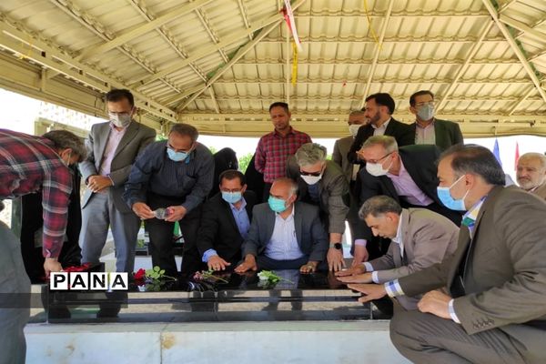 مراسم غبارروبی و عطرافشانی گلزار شهدای مدافع حرم بوستان خورشید به‌مناسبت هفته معلم