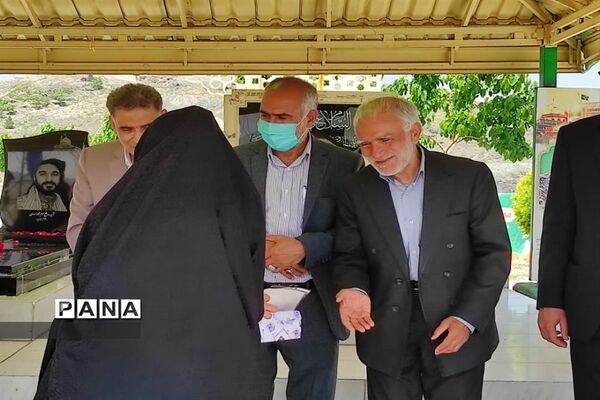 مراسم غبارروبی و عطرافشانی گلزار شهدای مدافع حرم بوستان خورشید به‌مناسبت هفته معلم