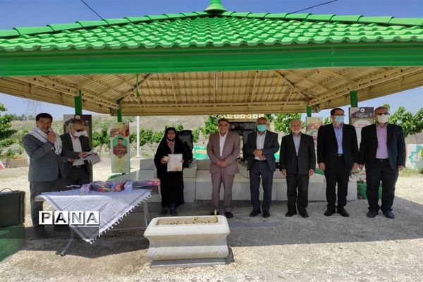 مراسم غبارروبی و عطرافشانی گلزار شهدای مدافع حرم بوستان خورشید به‌مناسبت هفته معلم