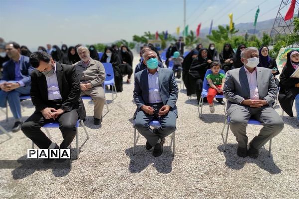 مراسم غبارروبی و عطرافشانی گلزار شهدای مدافع حرم بوستان خورشید به‌مناسبت هفته معلم