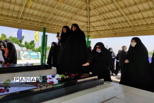 مراسم غبارروبی و عطرافشانی گلزار شهدای مدافع حرم بوستان خورشید به‌مناسبت هفته معلم