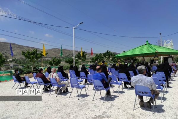 مراسم غبارروبی و عطرافشانی گلزار شهدای مدافع حرم بوستان خورشید به‌مناسبت هفته معلم