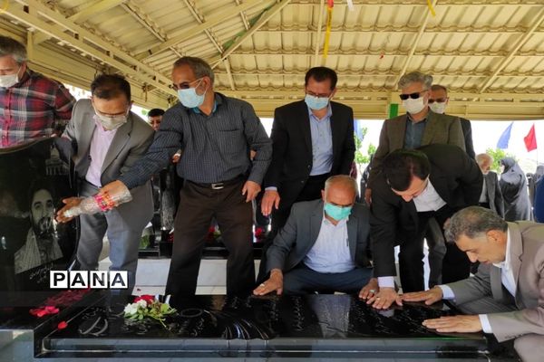 مراسم غبارروبی و عطرافشانی گلزار شهدای مدافع حرم بوستان خورشید به‌مناسبت هفته معلم