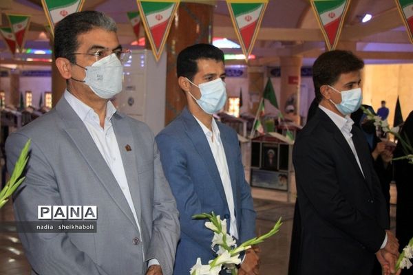 عطرافشانی گلزار شهدای بوشهر در هفته بزرگداشت مقام معلم