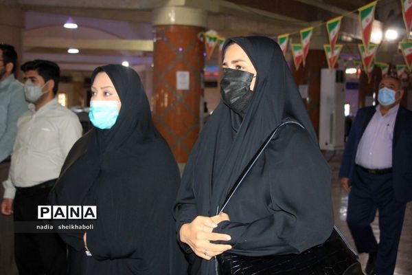 عطرافشانی گلزار شهدای بوشهر در هفته بزرگداشت مقام معلم