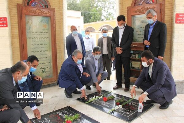 عطرافشانی گلزار شهدای بوشهر در هفته بزرگداشت مقام معلم