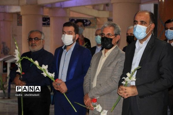 عطرافشانی گلزار شهدای بوشهر در هفته بزرگداشت مقام معلم