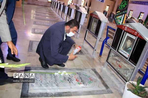 عطرافشانی گلزار شهدای بوشهر در هفته بزرگداشت مقام معلم