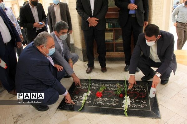 عطرافشانی گلزار شهدای بوشهر در هفته بزرگداشت مقام معلم