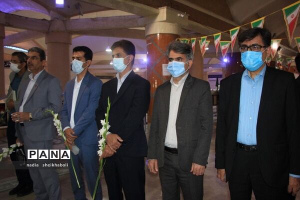 عطرافشانی گلزار شهدای بوشهر در هفته بزرگداشت مقام معلم