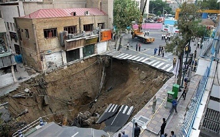 فرونشست زمین در بزرگراه شهید آبشناسان