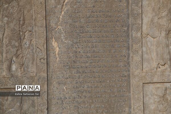 بازدید گردشگران از تخت جمشید در روز شیراز