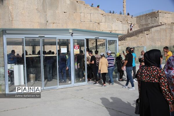 بازدید گردشگران از تخت جمشید در روز شیراز