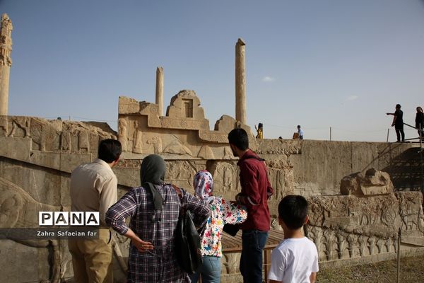 بازدید گردشگران از تخت جمشید در روز شیراز