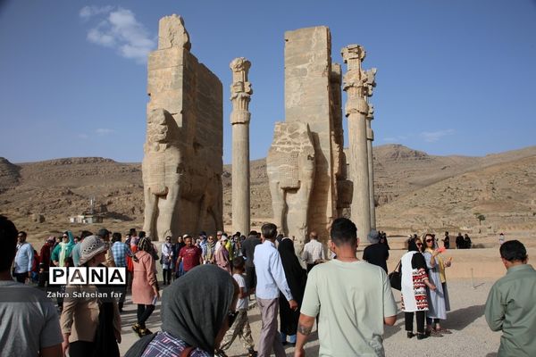 بازدید گردشگران از تخت جمشید در روز شیراز