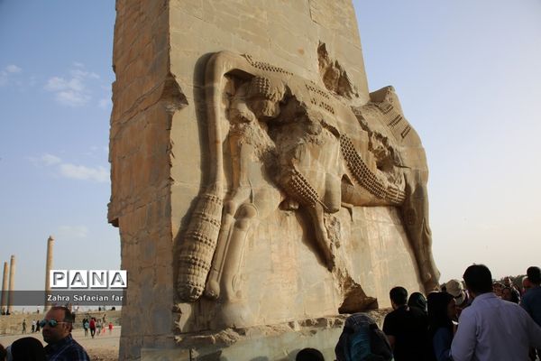 بازدید گردشگران از تخت جمشید در روز شیراز