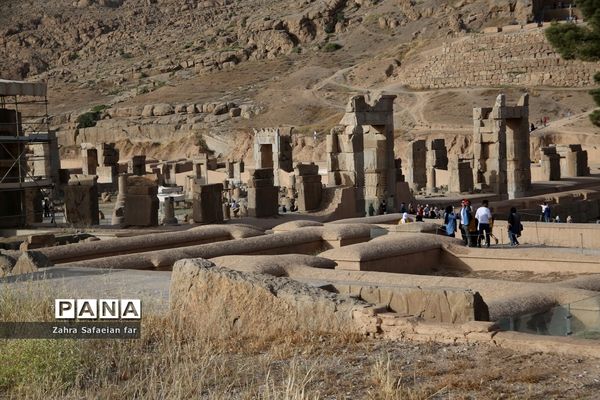 بازدید گردشگران از تخت جمشید در روز شیراز