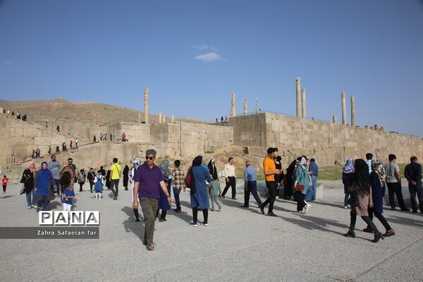 بازدید گردشگران از تخت جمشید در روز شیراز