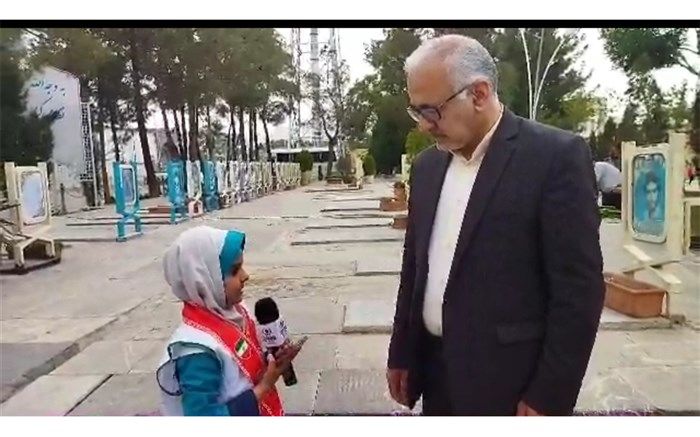 گفت‌وگو با معاون پژوهش، برنامه‌ریزی و توسعه منابع اداره‌کل آموزش‌ و پرورش استان اصفهان درآئین غبارروبی و عطرافشانی قبور مطهر شهدا/فیلم