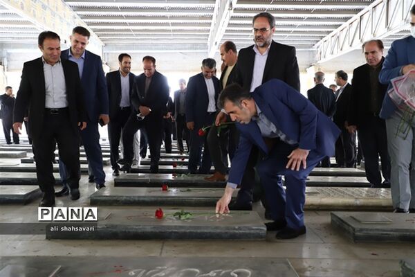 آیین غبارروبی و گلباران مزار مطهر شهدا به‌مناسبت هفته بزرگداشت مقام معلم