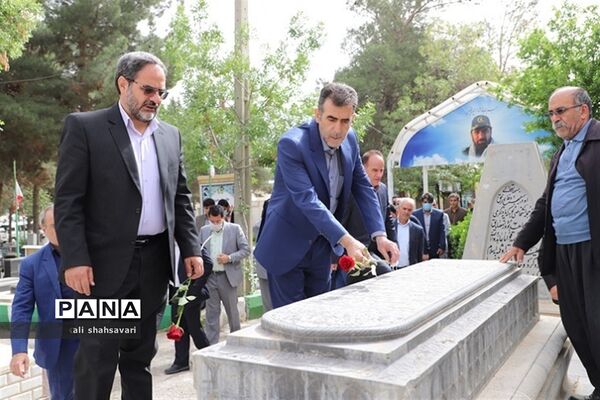 آیین غبارروبی و گلباران مزار مطهر شهدا به‌مناسبت هفته بزرگداشت مقام معلم