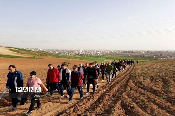 کوهپیمایی فرهنگیان بسیجی به‌مناسبت گرامیداشت هفته معلم در ارومیه