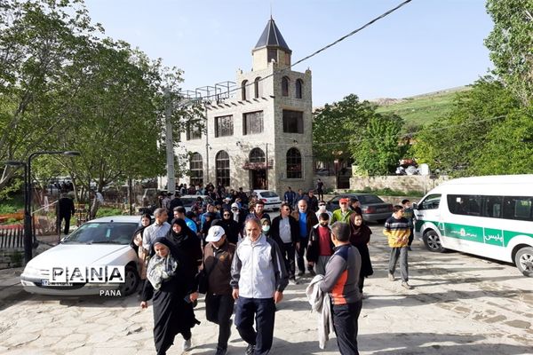 کوهپیمایی فرهنگیان بسیجی به‌مناسبت گرامیداشت هفته معلم در ارومیه