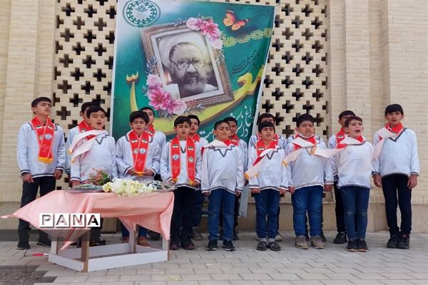 گرامیداشت مقام معلم پیش از نماز جمعه