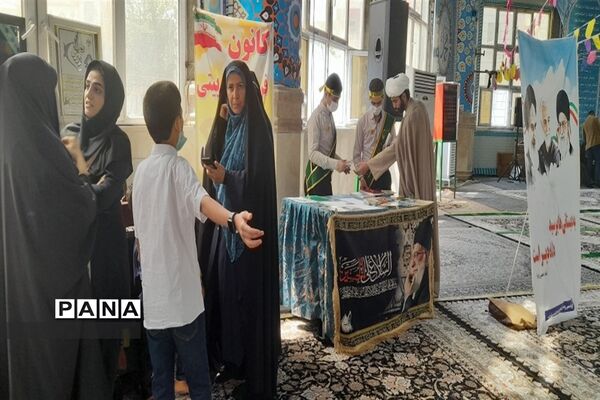 حضور دانش‌آموزان  پیشتاز در نماز جمعه‌ شهرستان قدس