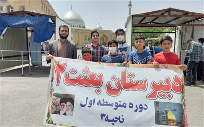 حضور دانش‌آموزان در نماز جمعه قم همزمان با هفته معلم