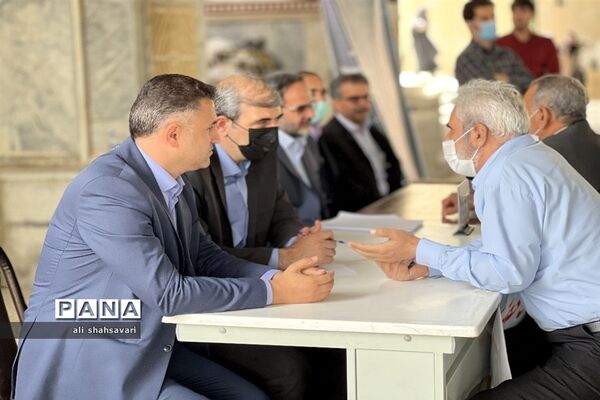 حضور مسئولان آموزش و پرورش استان در نماز جمعه و برپایی میز خدمت
